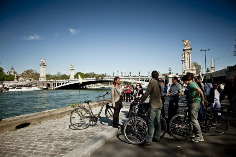 Paris: Guided Bike Tour of Must-See Sights - The Guide and Tour Atmosphere
