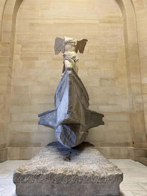 Paris: Guided tour in PORTUGUESE at the Louvre-semi-private - Highlights of the Louvres Most Famous Artworks