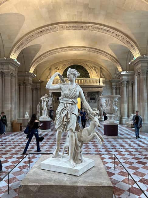 Paris: Guided tour in PORTUGUESE at the Louvre-semi-private - From the Louvre Pyramid to the Main Galleries