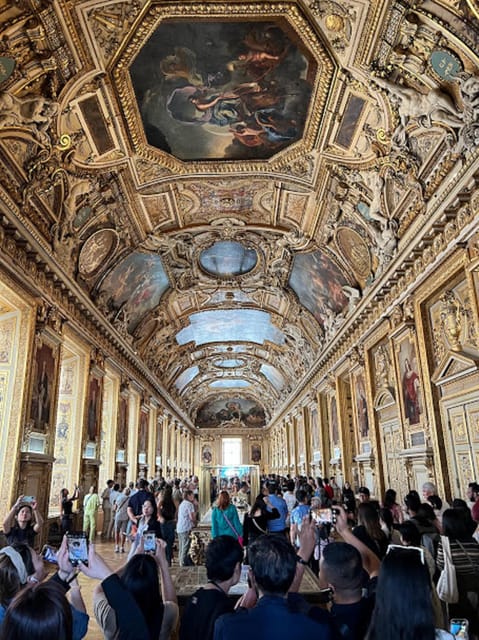 Paris: Guided tour in PORTUGUESE at the Louvre-semi-private - Practical Details: Meeting Point and Accessibility