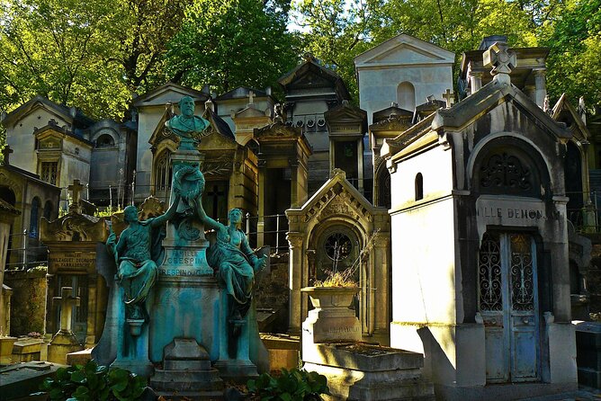 Paris: Haunted Père Lachaise Cemetery Guided Tour - Exploring Père Lachaise Cemetery’s Spooky Side