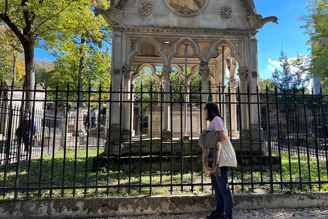 Paris: Haunted Père Lachaise Cemetery Guided Tour - Experienced and Charismatic Guides with a Flair for Storytelling