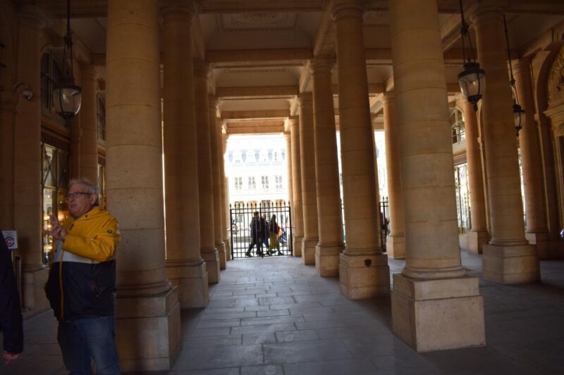 Paris : Highlights of Parisians' Paris guided tour - Discovering the Palais Royal’s Atmosphere