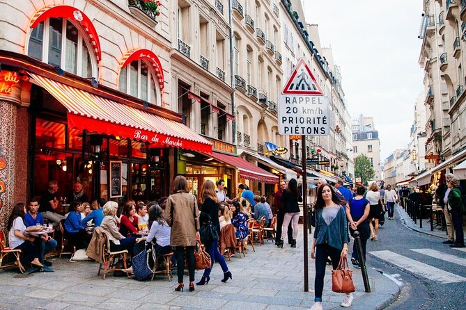 Paris Highlights Private Bike Tour With Expert Local Guide - Gliding Past the Louvre’s Magnificent Palace