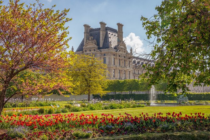 Paris Historic Islands Walk: Seine, Notre Dame & Louvre Views - Iconic Bridges and Charming Squares