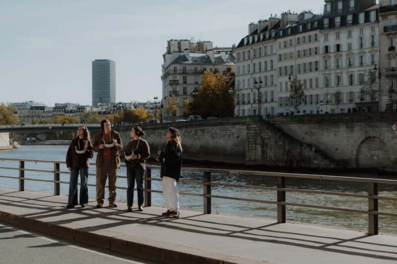 Paris: Historical Guided Tour of the Seine Riverbanks with Virtual Reality - Exploring the Historical Significance of the Seine