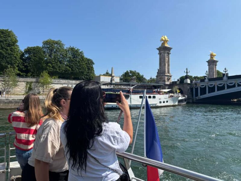 Paris: Hop-On Hop-Off Seine Cruise Pass with 9 Stops - Starting Point at Port de la Bourdonnais Near the Eiffel Tower