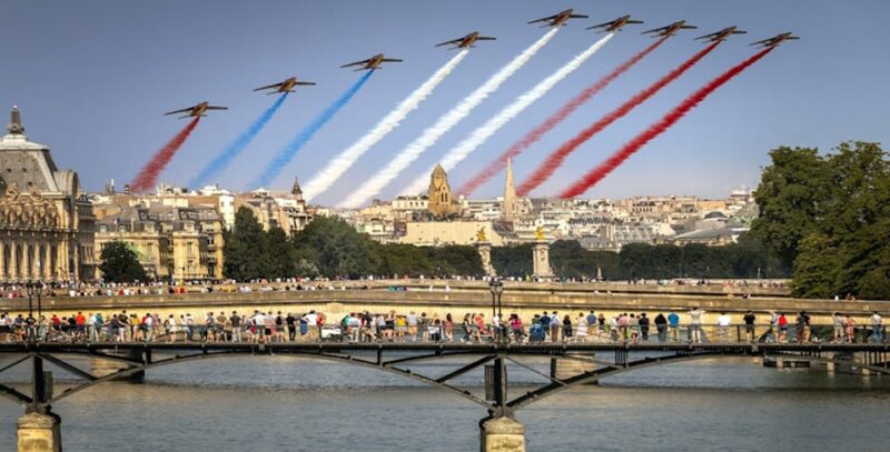 Paris Icons Express Tour - Notre-Dame to Louvre. Small group - Iconic Bridges: Pont Neuf and Pont des Arts