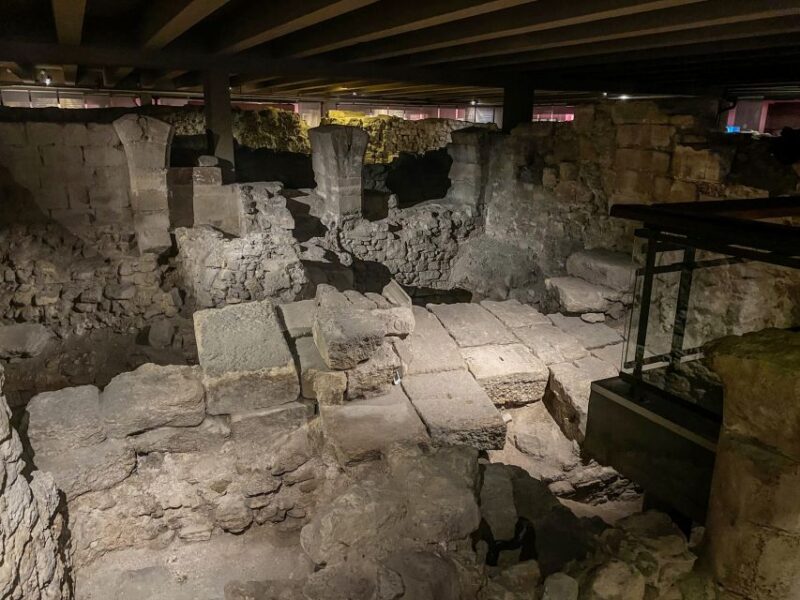 Paris: Île de la Cité and Notre-Dame Walking Tour With Crypt - The Archeological Crypt: Self-Guided Discovery