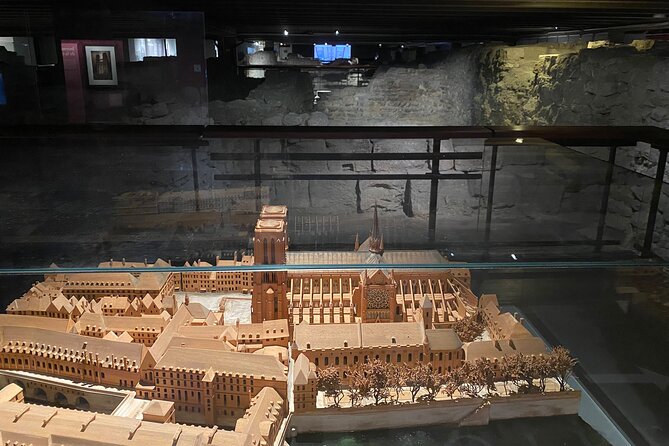 Paris Île de la Cité and Notre Dame Walking Tour With Crypt - Practical Details: Meeting Point, Duration, and Cancellation