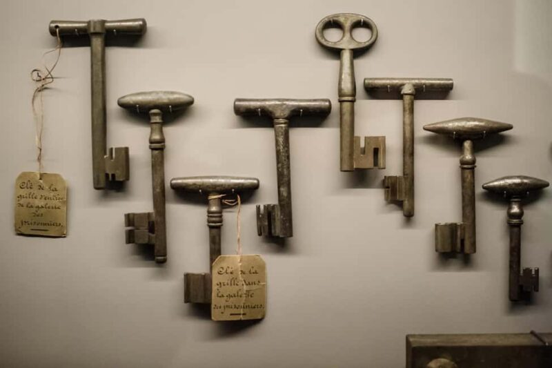 Paris: Île de la Cité Highlights Guided Tour & Seine Cruise - Practical Details: Meeting Point, Group Size, and Comfort Tips