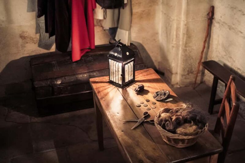 Paris: Île de la Cité Highlights Guided Tour & Seine Cruise - The Experience of the Guides: Knowledge, Stories, and Local Flair