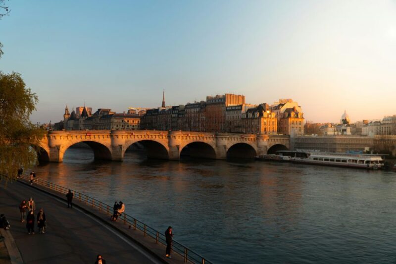 Paris: Ile De La Cité Walking Tour and Paris' Birthplace - Visiting the Conciergerie: A Medieval Fortress and Prison
