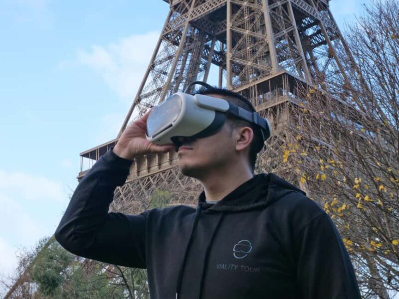 Paris : Immersive Eiffel Tower tour with virtual reality - The Immersive Eiffel Tower VR Tour Begins at the Champ-de-Mars
