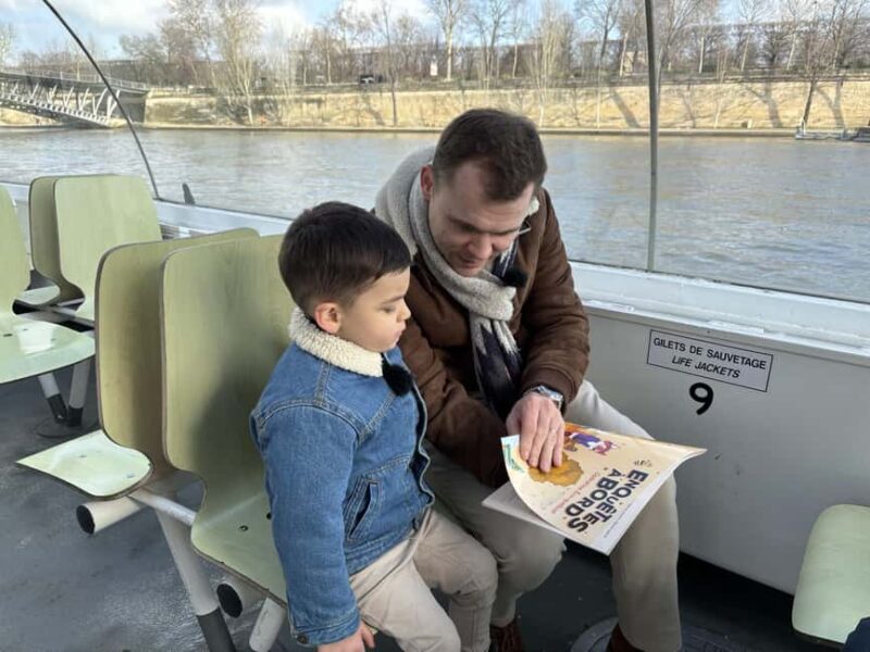Paris: Investigation Cruise, a fun treasure hunt (in French) - Navigating Paris with the Batobus