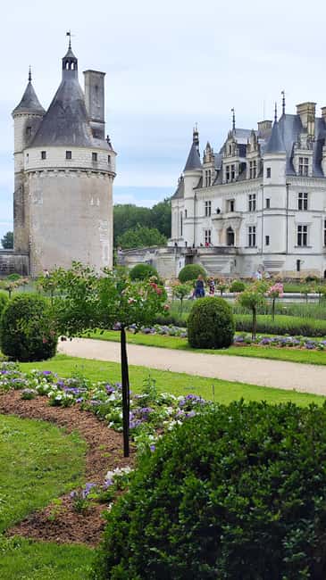 Paris: Loire Valley castles and private, guided gourmet experiences - Family-Friendly Chocolate Tasting at an Artisanal Factory