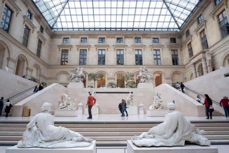 Paris: Louvre access with multilingual Host -Reserved access - Discover the Convenience of Reserved Louvre Access