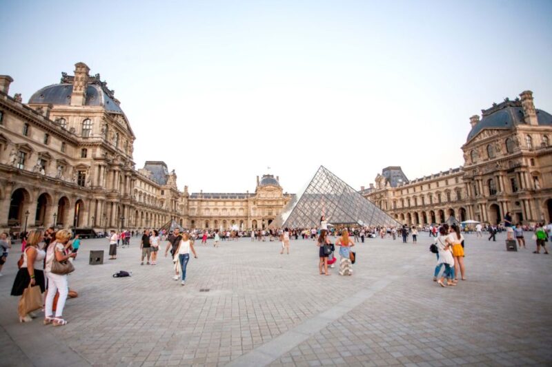 Paris: Louvre Museum Masterpieces Tour with Reserved Access - Managing Crowds and Accessibility