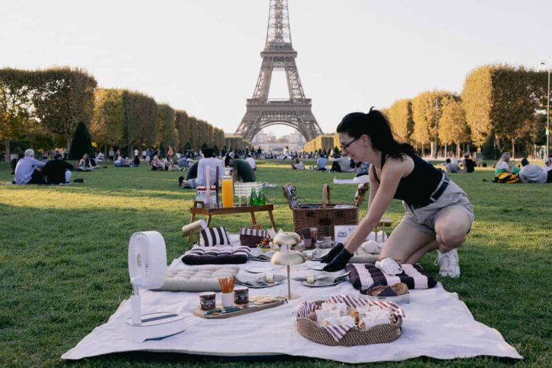 Paris: Luxury Picnic Experience with Wine - Exclusive Setting in a Carefully Chosen Paris Location