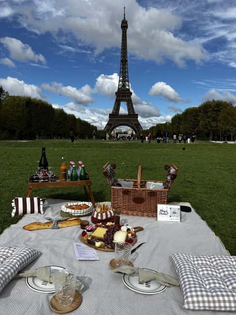 Paris: Luxury Picnic Experience with Wine - Sip on Wines from Independent French Producers