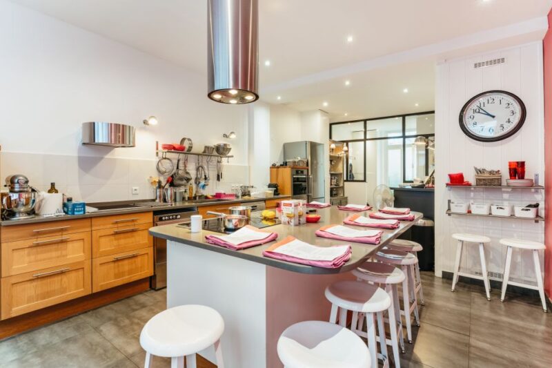 Paris: Macarons Cooking Class with Pâtisserie Chef Noémie - Practicalities: Meeting Point and Group Size