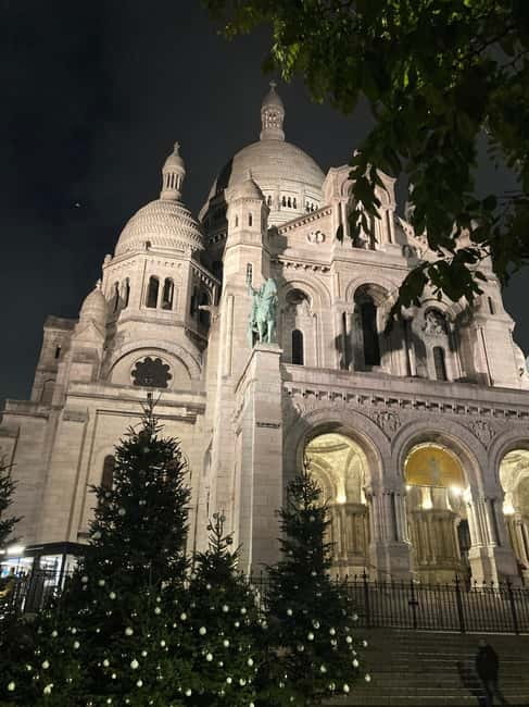 Paris: Montmartre Guided Walking Tour with Tastings - Walking Through Charming Streets of Montmartre