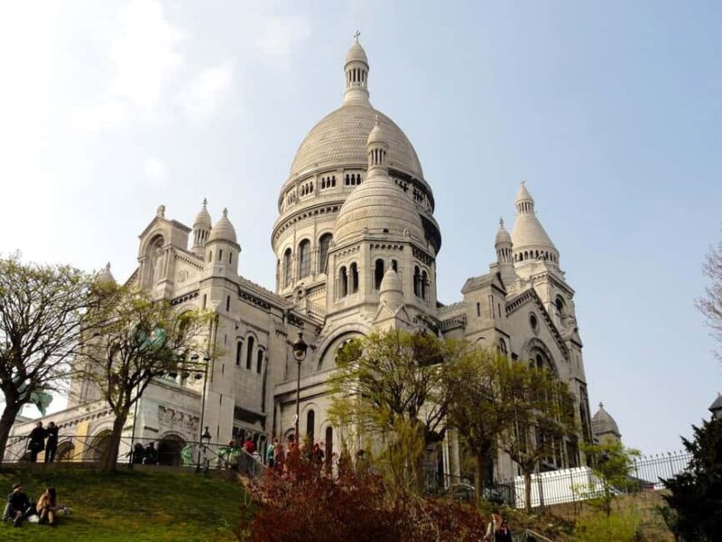 Paris : Montmartre highlights walking tour - Engaging Stops at Montmartre Landmarks