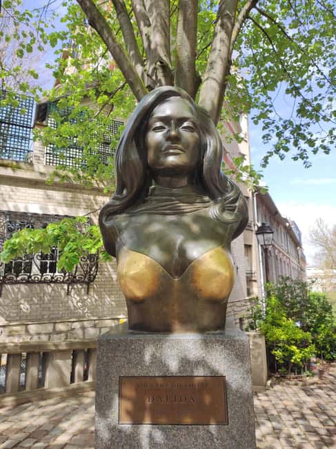 Paris : Montmartre highlights walking tour - Logistics and Group Experience