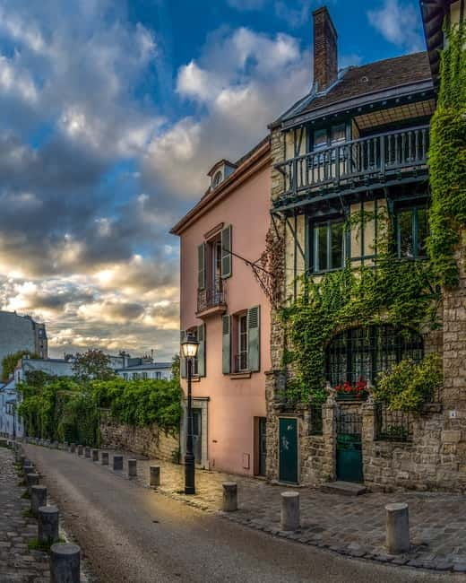 Paris: Montmartre Highlights Walking Tour with a Local Guide - Exploring the Moulin de la Galette and Impressionism