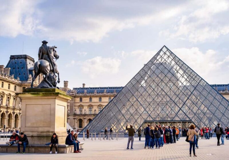 Paris: Montmartre, Notre-Dame, & Louvre Tour with Cruise - Logistics, Group Size, and Accessibility