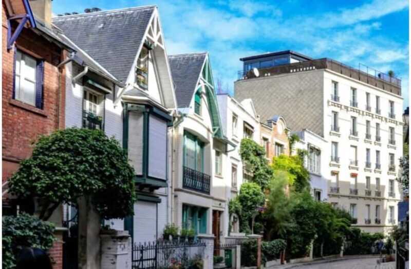 Paris: Montmartre Tour with Moulin Rouge and Sacré-Cur - Key Points