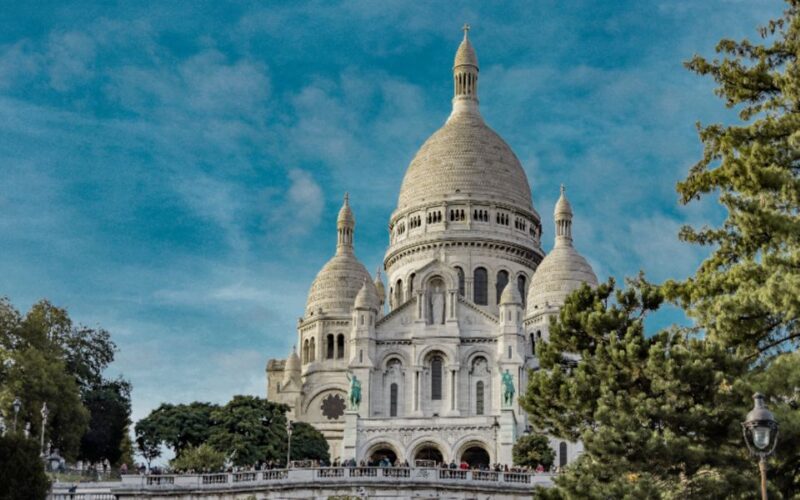 Paris: Montmartre Walking Tour with Sacré-Cur Entry Option - Discover the Charm of Montmartre in a Short Walk