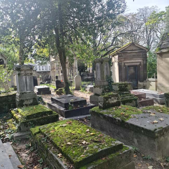 Paris: Myths and Legends of the Père Lachaise Cemetery in Spanish - Discover the Myths and Legends of Père Lachaise Cemetery in Spanish