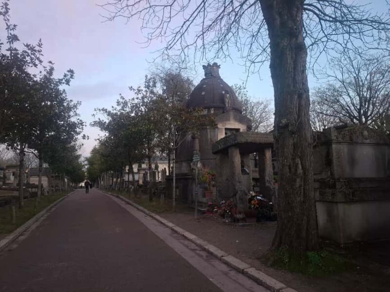 Paris: Myths and Legends of the Père Lachaise Cemetery in Spanish - Key Points