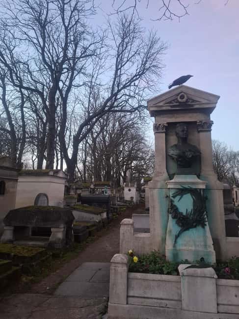 Paris: Myths and Legends of the Père Lachaise Cemetery in Spanish - Exploring Père Lachaise’s Famous Grave Sites