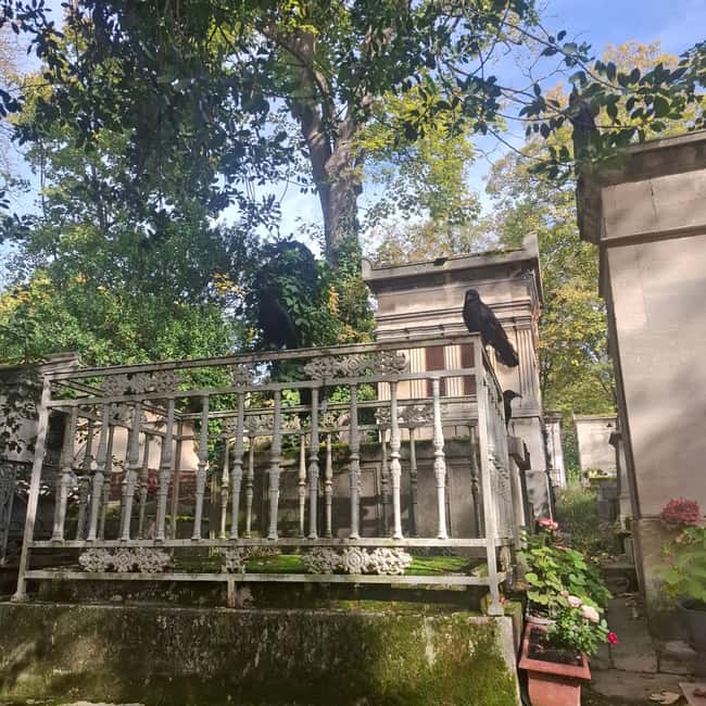 Paris: Myths and Legends of the Père Lachaise Cemetery in Spanish - Visiting the Mysterious and Bizarre Graves