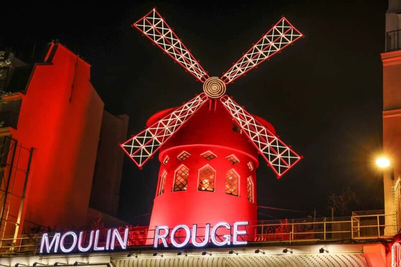 Paris: Night City Tour in a van for up to 7 people - Exploring Montmartre and the Sacré-Cœur Basilica