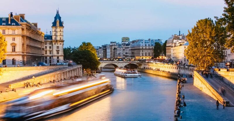 Paris: Night River Cruise On The Seine With Waffle Tasting - Nighttime Views of the City of Lights