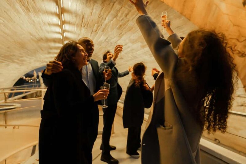 Paris : NYE Special Diner Cruise on the Seine River - Viewing Paris’s Major Monuments from the Seine