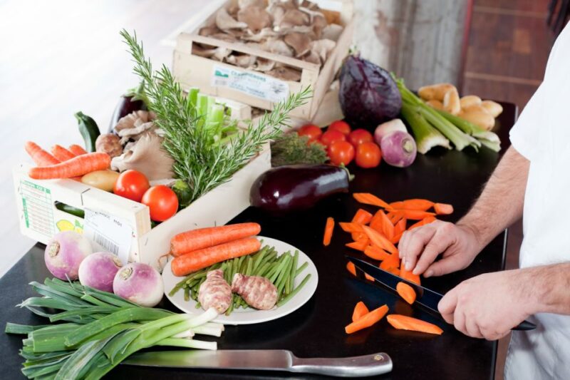 Paris : NYE Special Diner Cruise on the Seine River - Practical Details: Meeting Point and Accessibility