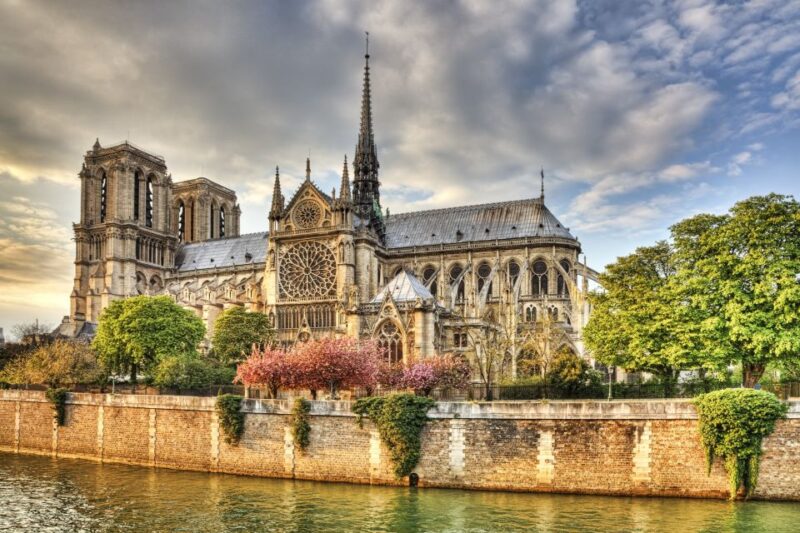 Paris Old Town Highlights Guided Walking Tour - Exploring the Historic Île de la Cité: Sainte-Chapelle and Conciergerie
