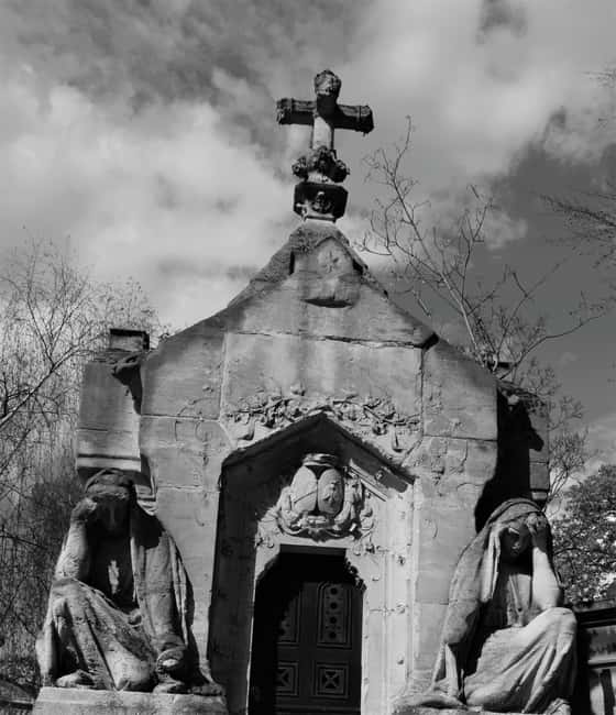 Paris: Père Lachaise Cemetery Guided Tour in Polish - Exploring Père Lachaise Cemetery in a Guided Polish Tour