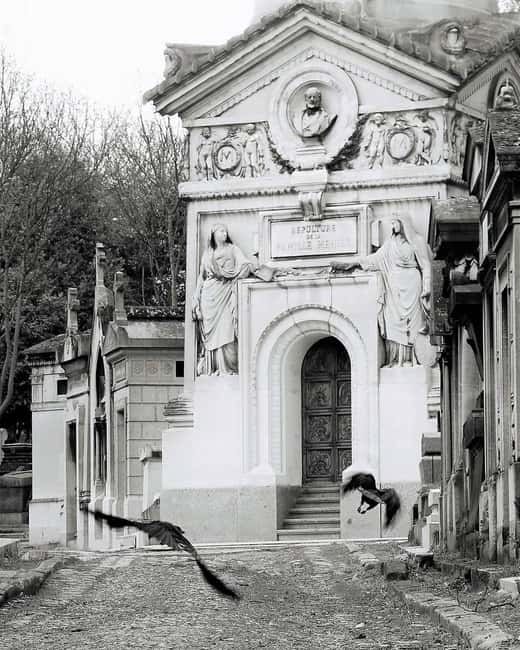 Paris: Père Lachaise Cemetery Guided Tour in Polish - Discovering the Resting Places of Famous Personalities