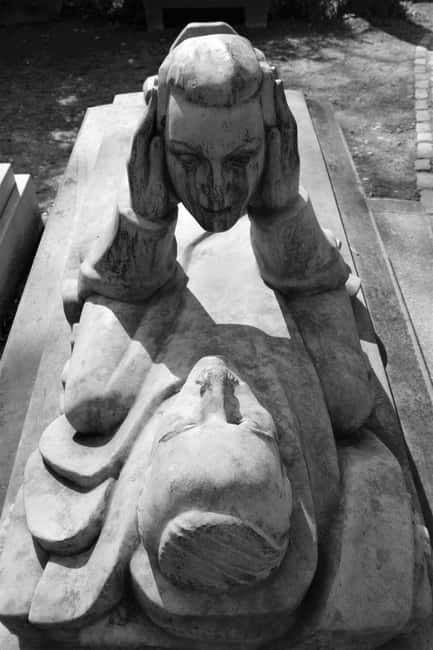 Paris: Père Lachaise Cemetery Guided Tour in Polish - Comparing Similar Père Lachaise Tours