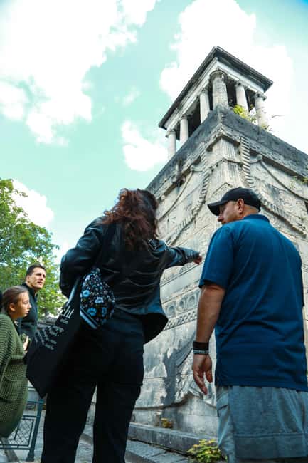 Paris: Père Lachaise Private Walking Tour With Transfers - Key Points