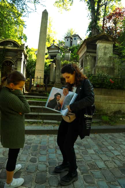 Paris: Père Lachaise Private Walking Tour With Transfers - Exploring Père Lachaises Famed Graves and Monuments