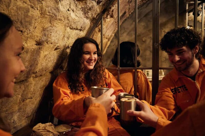 Paris : Perpette, l'expérience immersive - Stepping into a 1960s Jail: Setting the Stage for Adventure