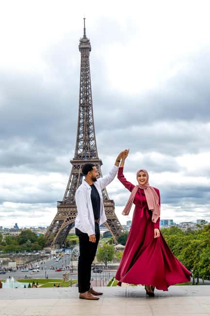 Paris: Photoshoot Around Eiffel Tower with 55 Edited Photos - Accessibility and Language Options