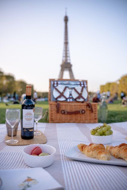 Paris: Picnic experience in front of the Eiffel Tower - What’s Included in the Picnic Experience