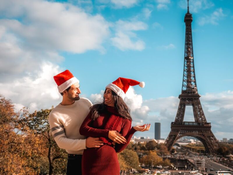 Paris: Private Christmas Photoshoot with Props - Receiving Your Photos Quickly and Sharing Holiday Cheers